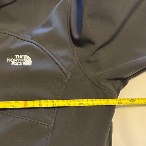 The North Face Women’s Black WindWall Softshell Jacket with Embroidered Logo - Picture 6 of 7